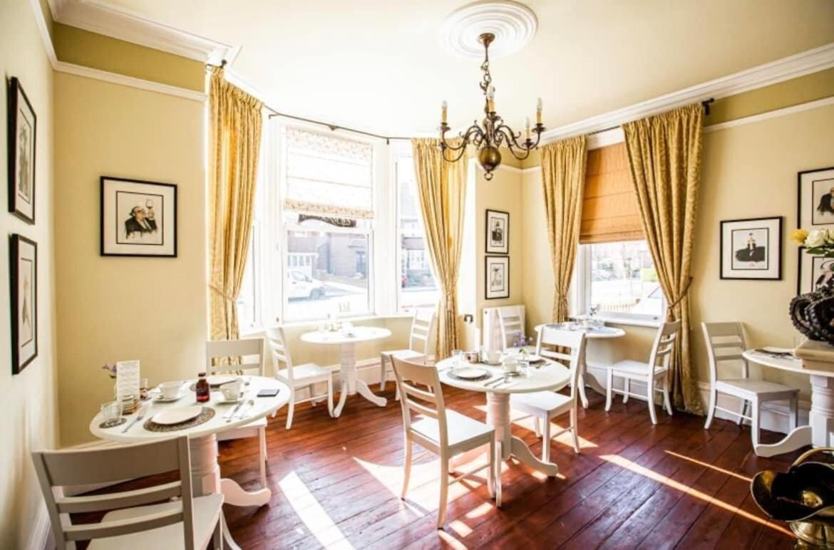 Abbotsleigh Of Whitby Bed and Breakfast Buitenkant foto